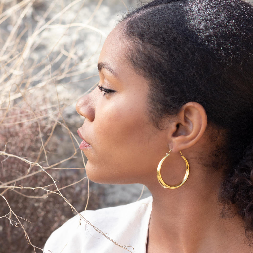 modelo con pendientes Lia M dorado