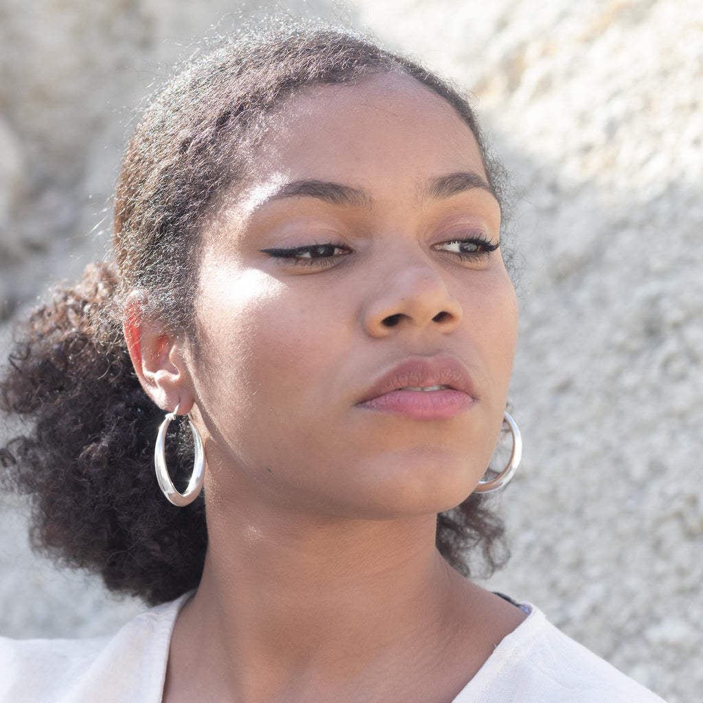 modelo con pendientes Lia M