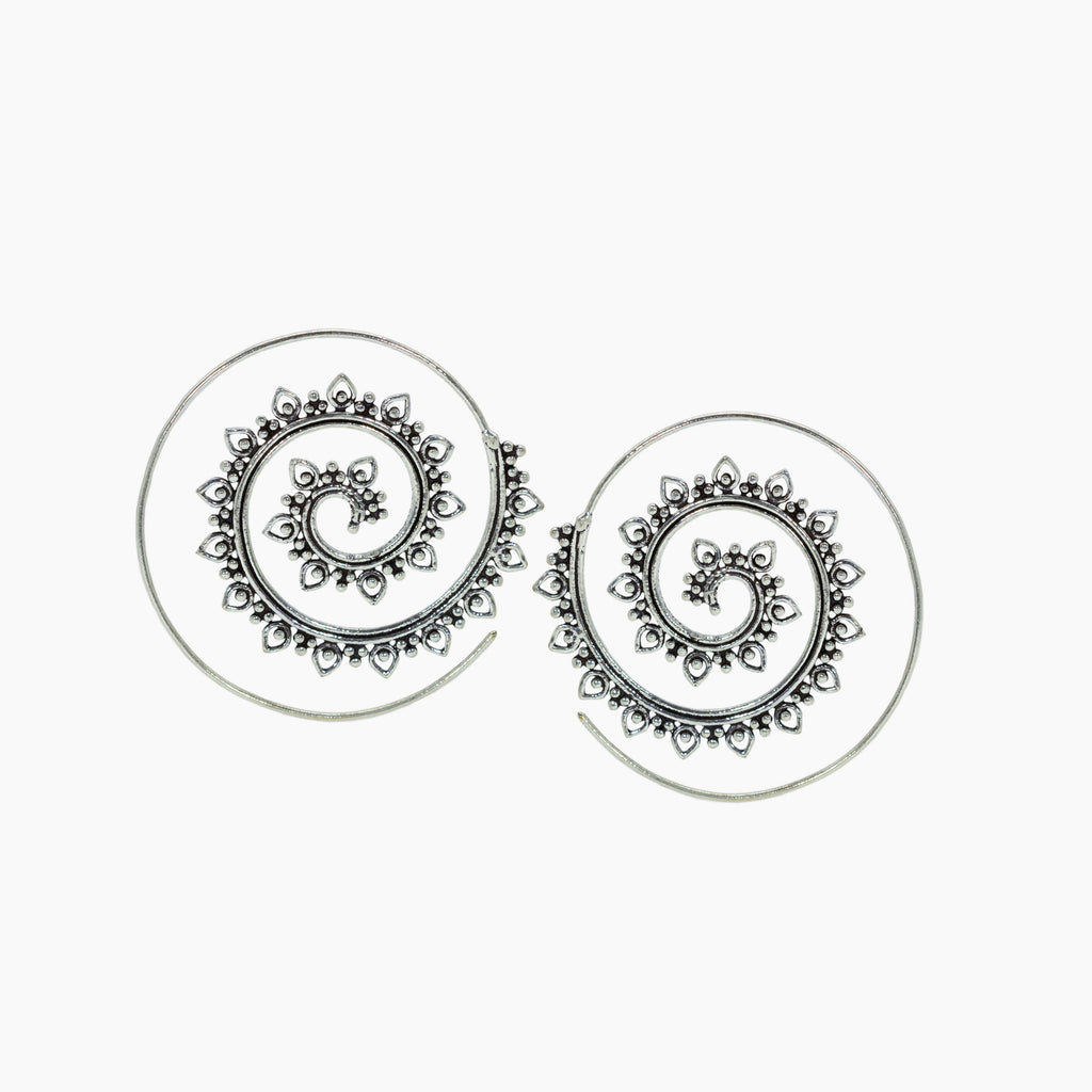 Pendientes Lotus espiral plata fondo blanco