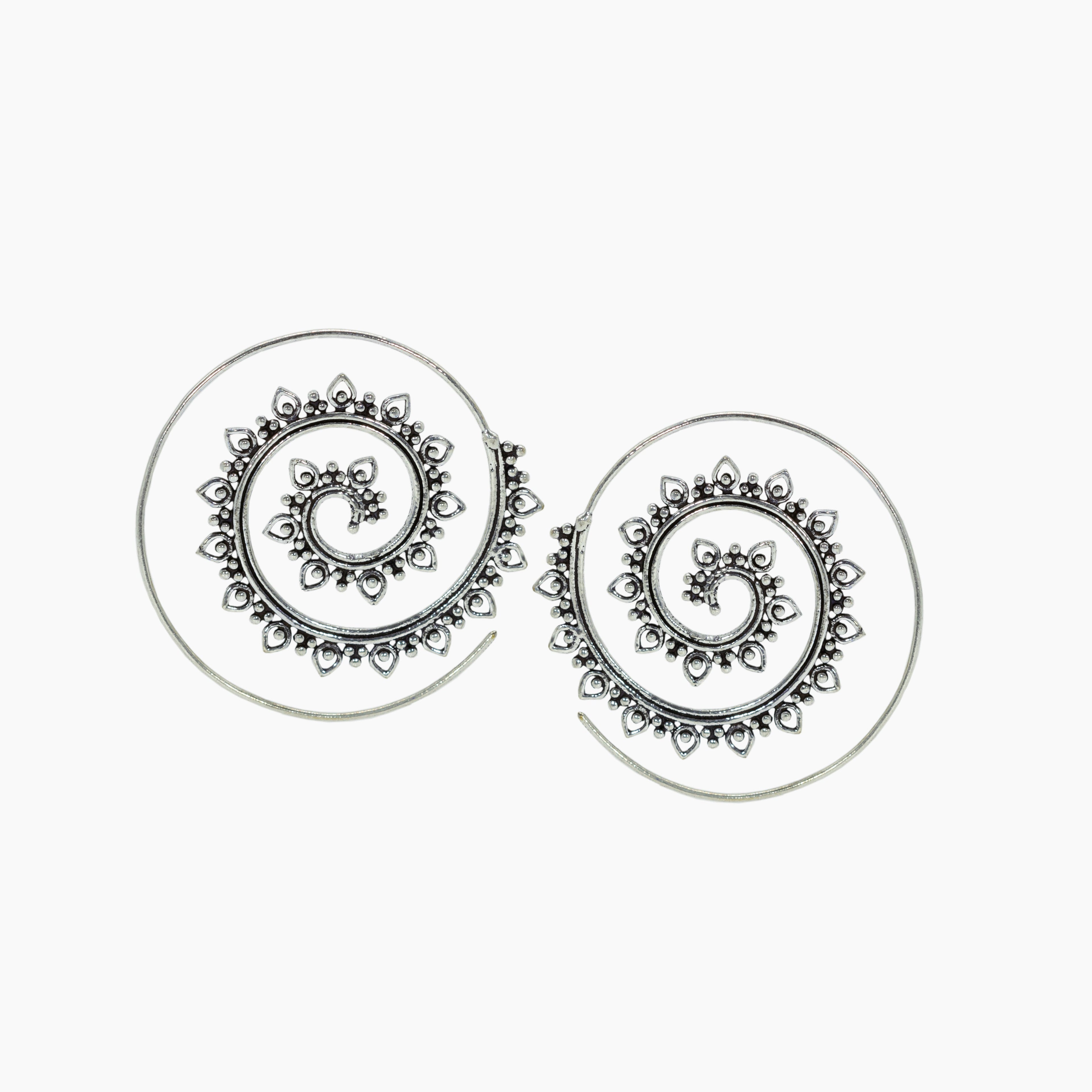 Pendientes Lotus espiral plata fondo blanco