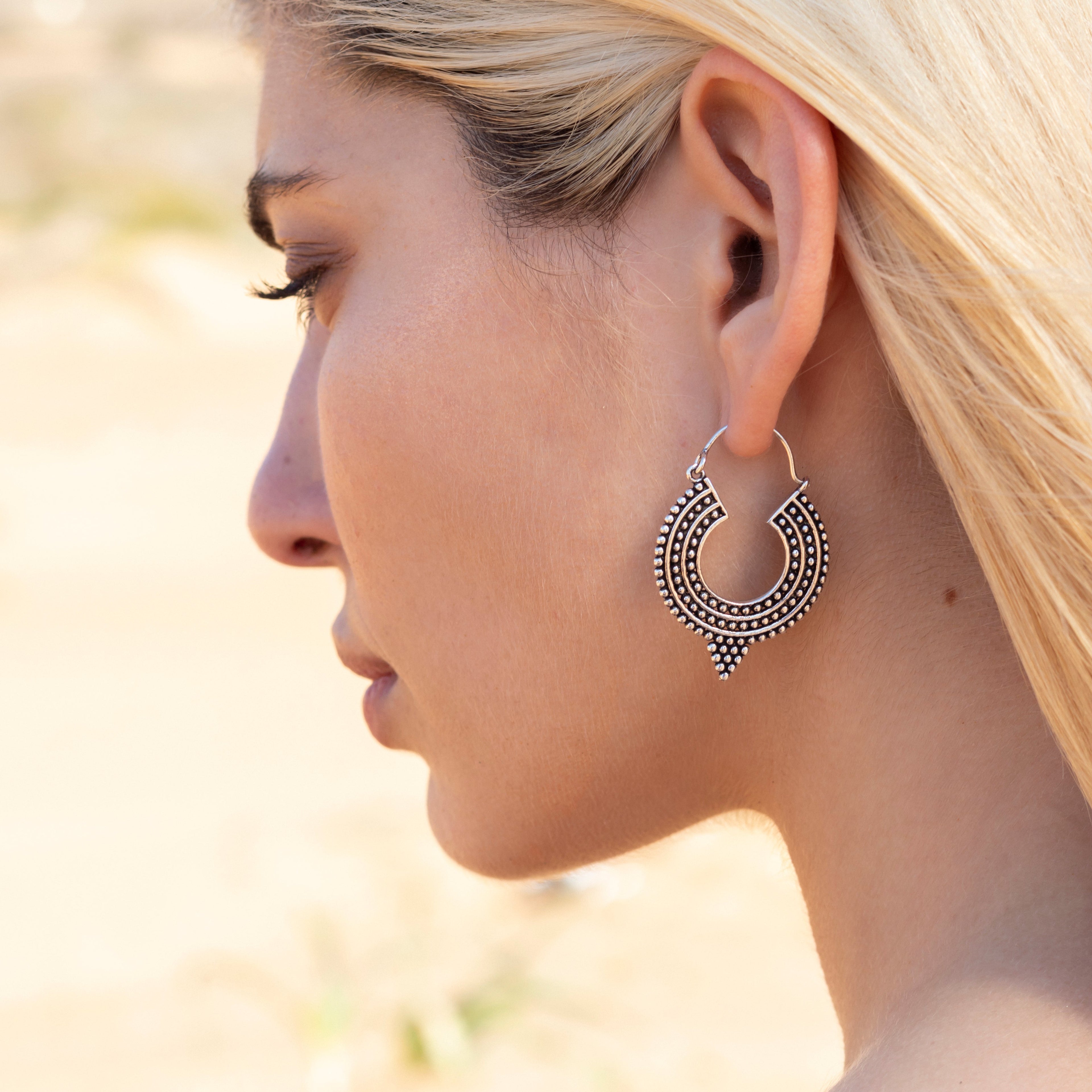 modelo con maia pendientes de aro plata