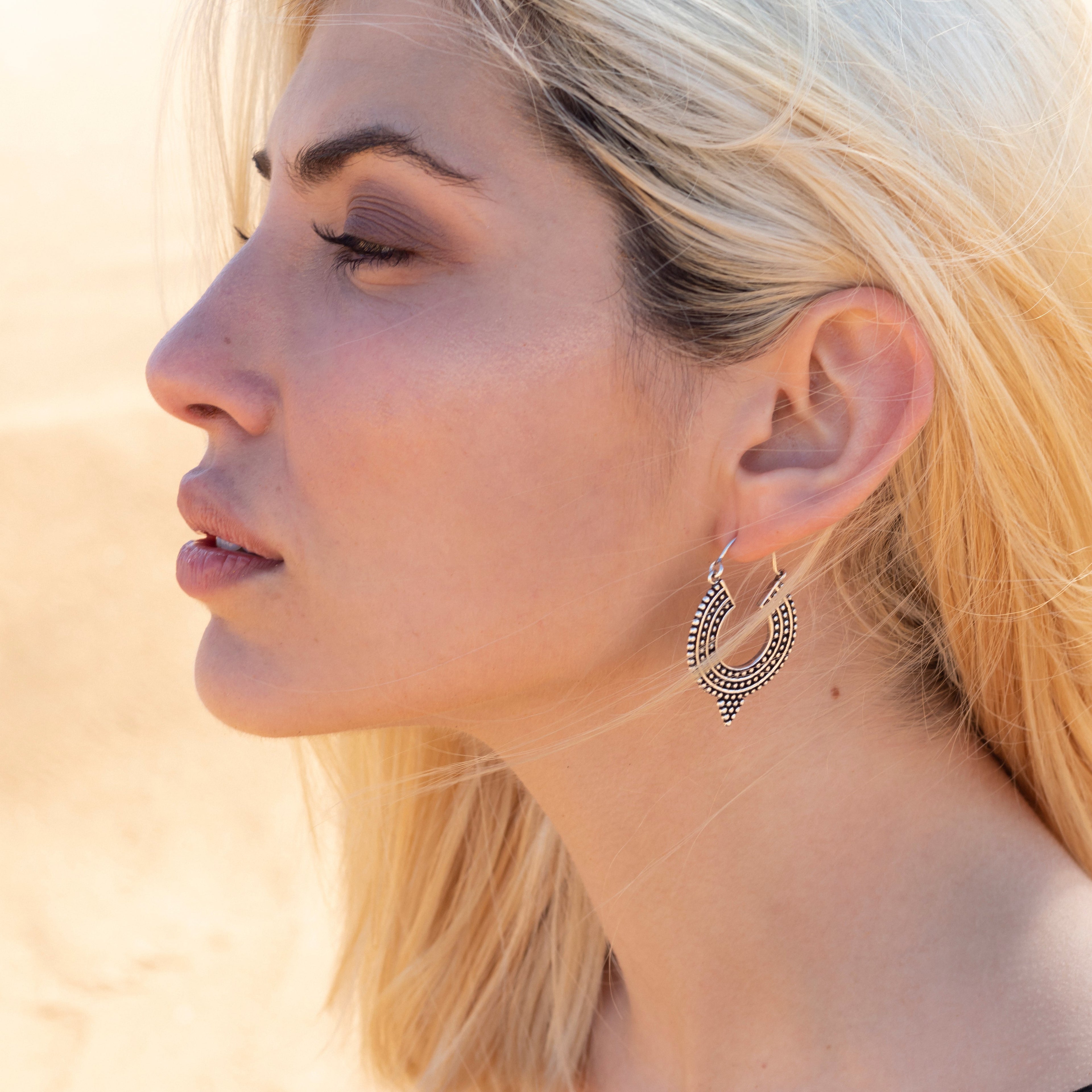 modelo con maia pendientes de aro plata