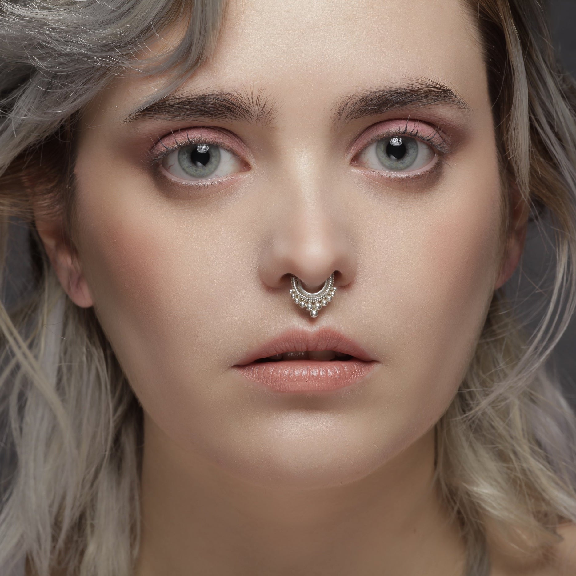 modelo con Maya septum piercing plata