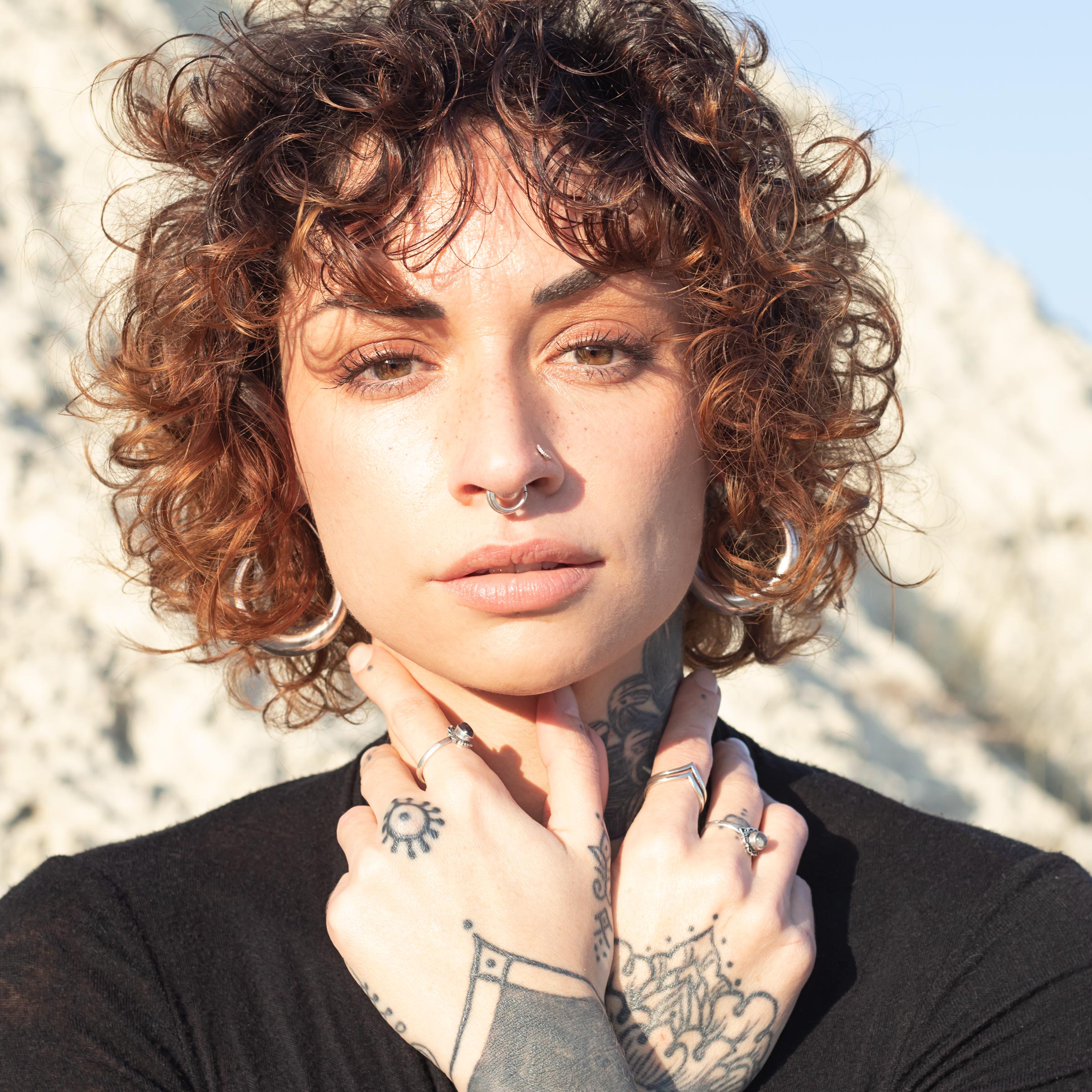 modelo con piercings y pendeintes Mia L