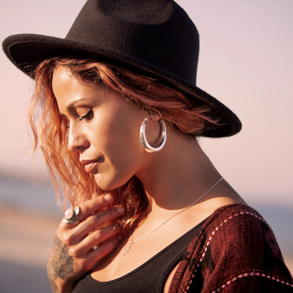 modelo con aros de plata Mia