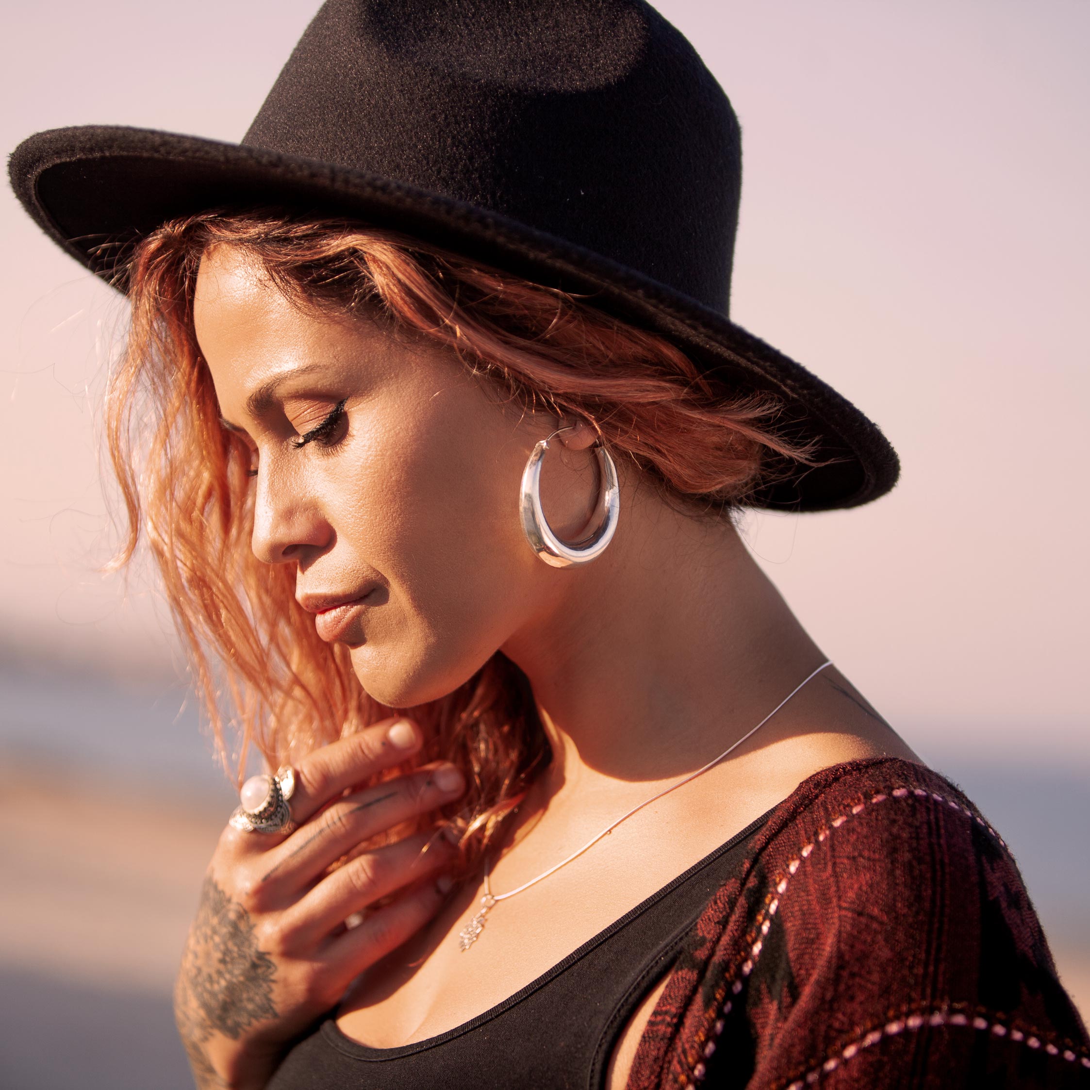 modelo con aros de plata Mia