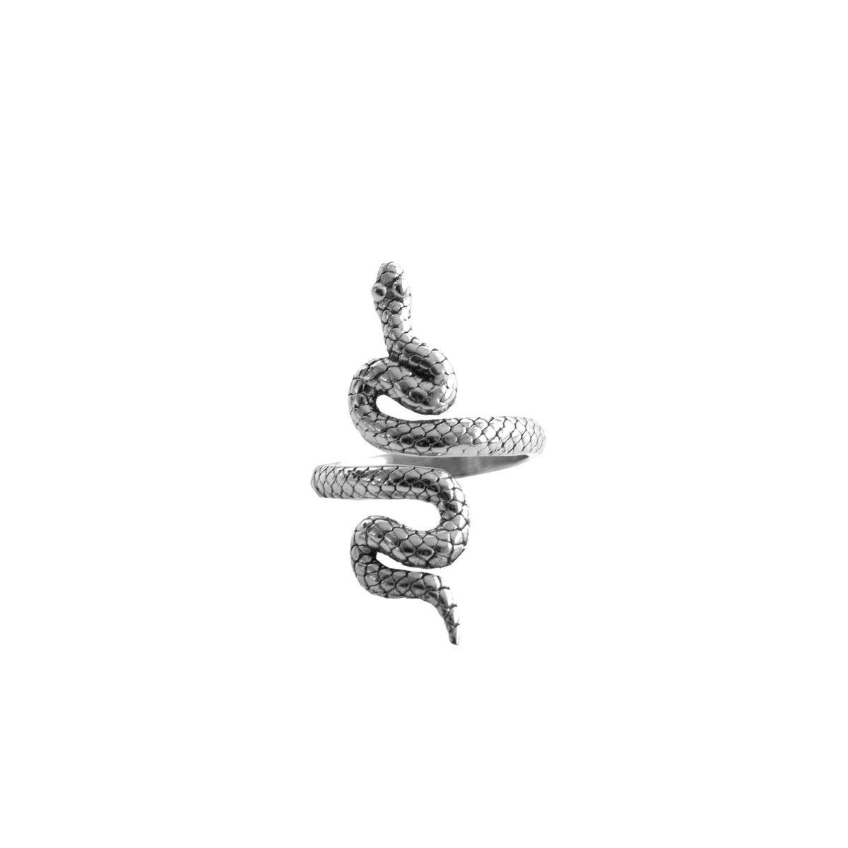 Anillo serpiente plateado Naga sobre fondo blanco