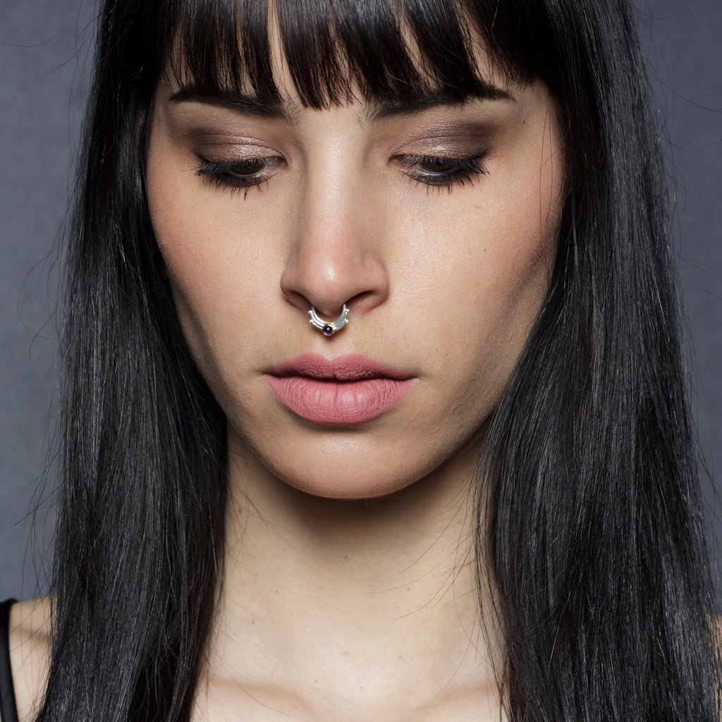 modelo con Nahia septum piercing