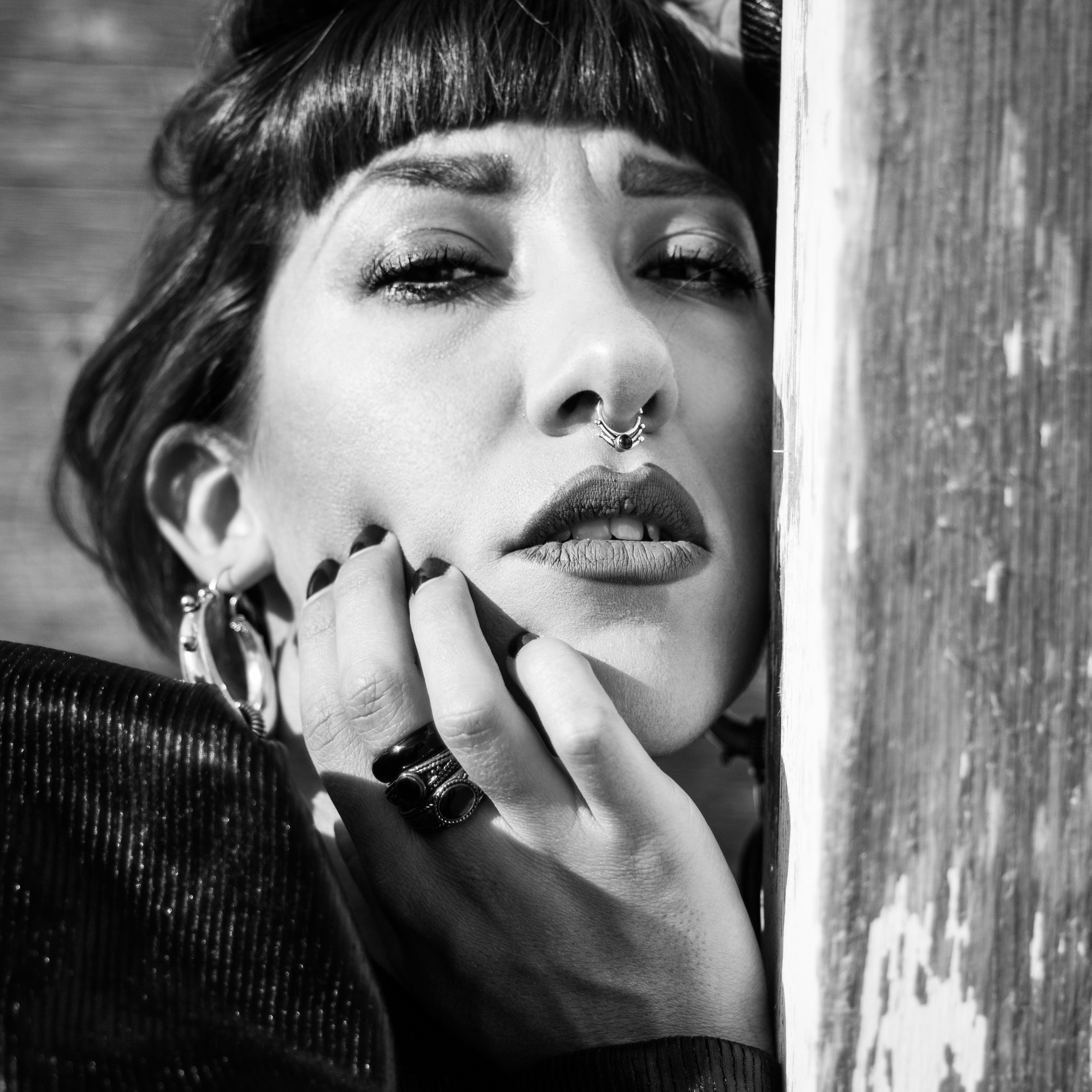 modelo con Nahia septum piercing amatista