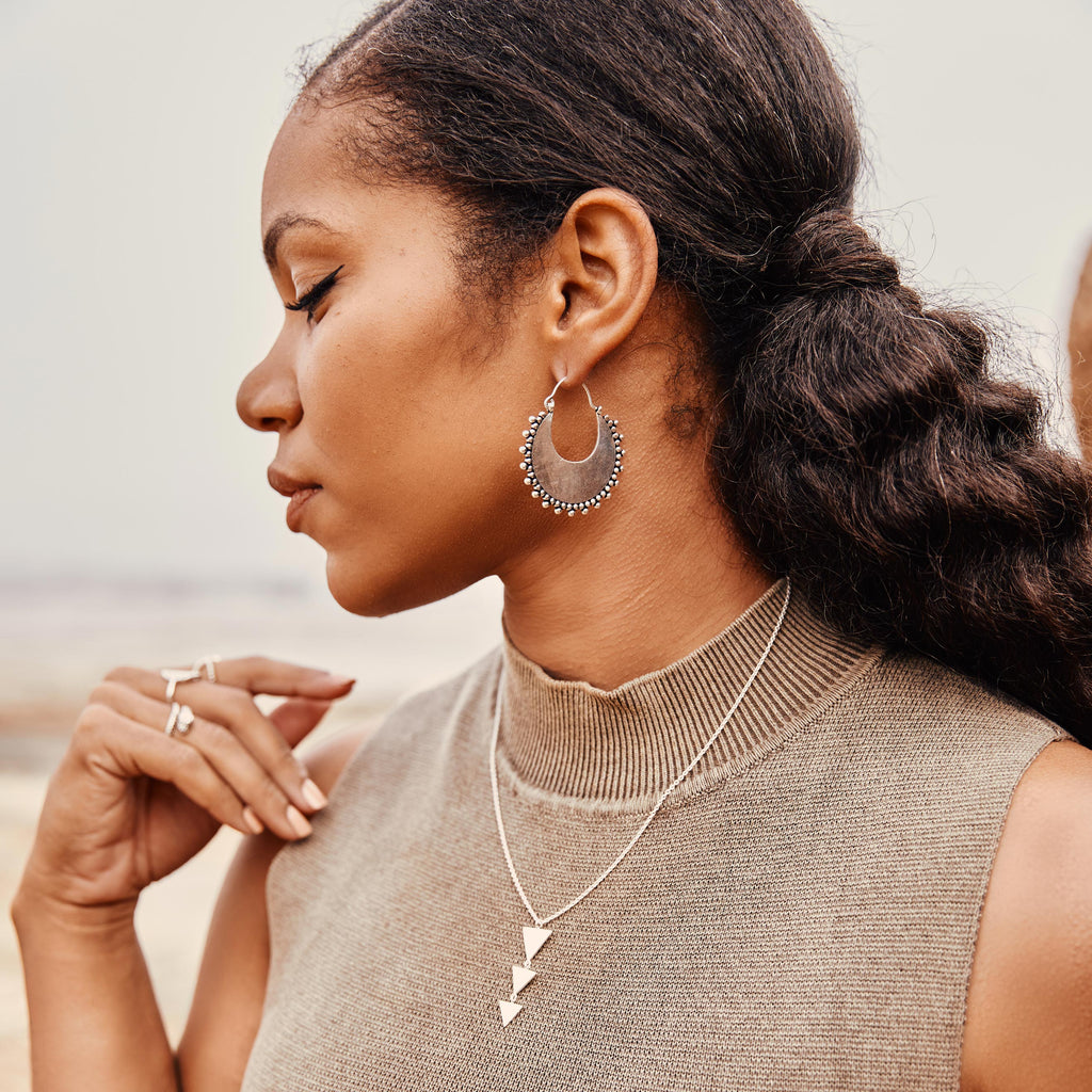 modelo con collar plata Nai y pendientes Nara