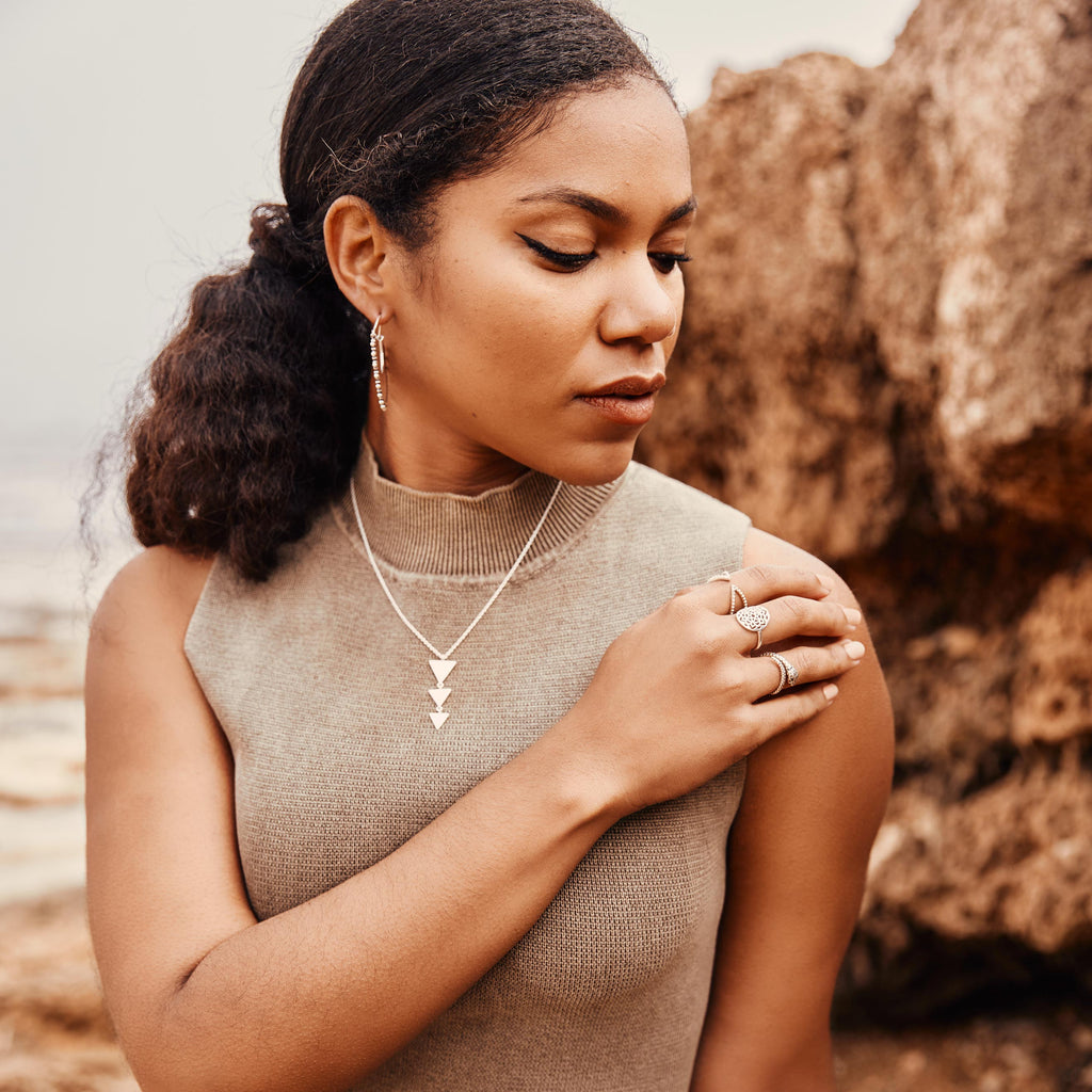 modelo con collar plata Nai y pendientes Nara