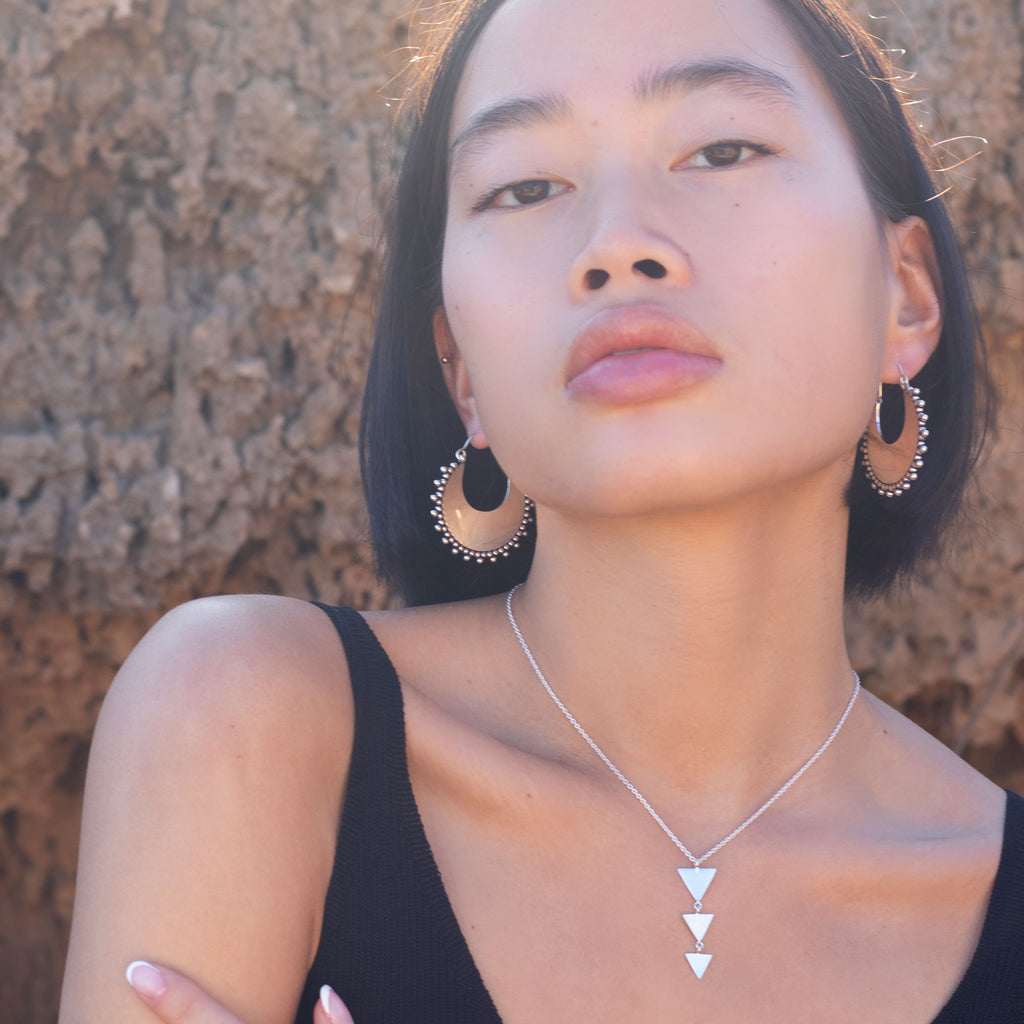 modelo con collar plata Nai y pendientes Nara