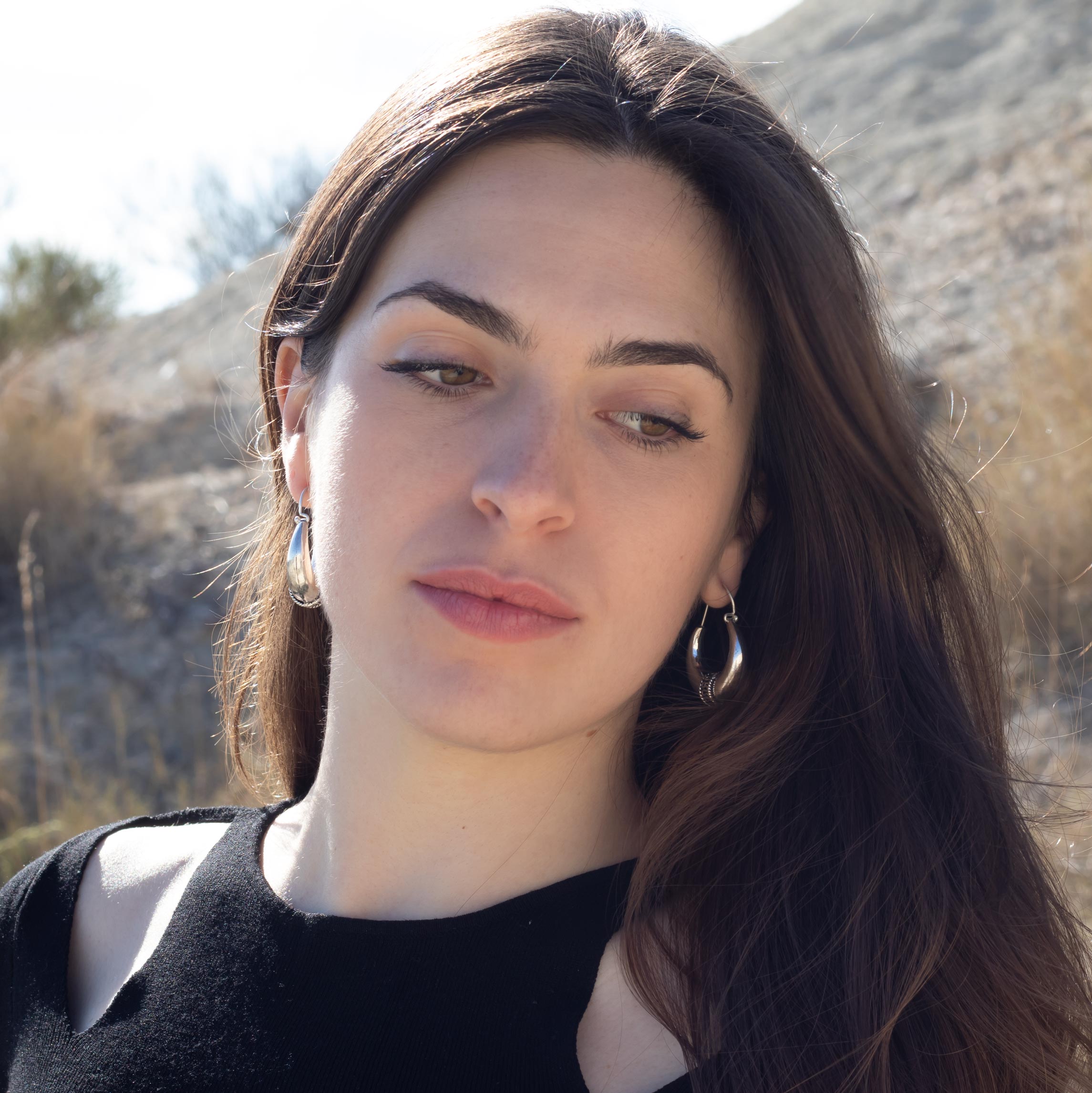 modelo con pendientes Naia aro plata