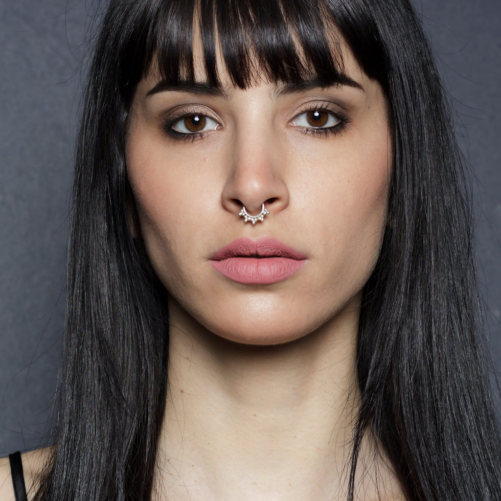 modelo con Nakarali septum piercing plata