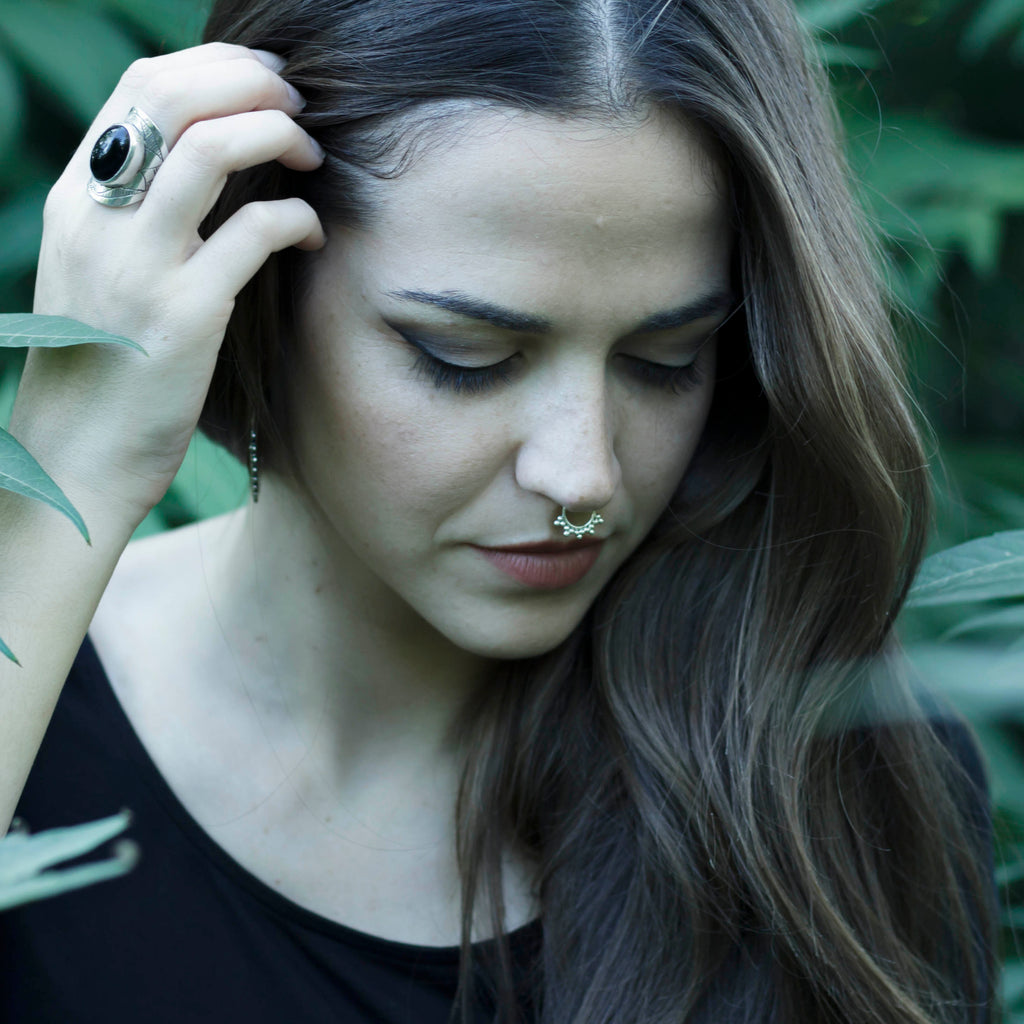 modelo con Nakarali septum piercing plata