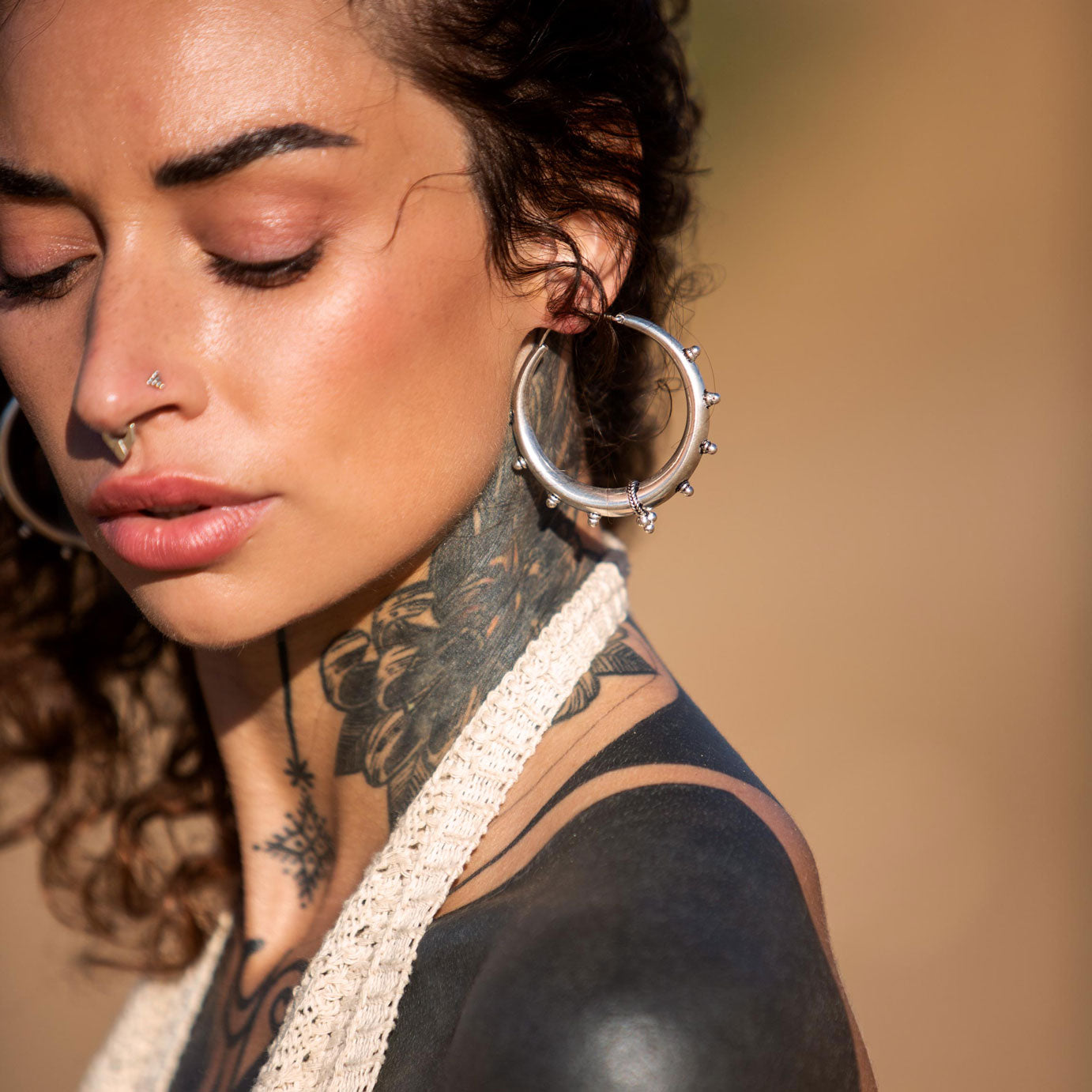 modelo con pendientes de aro Nomad