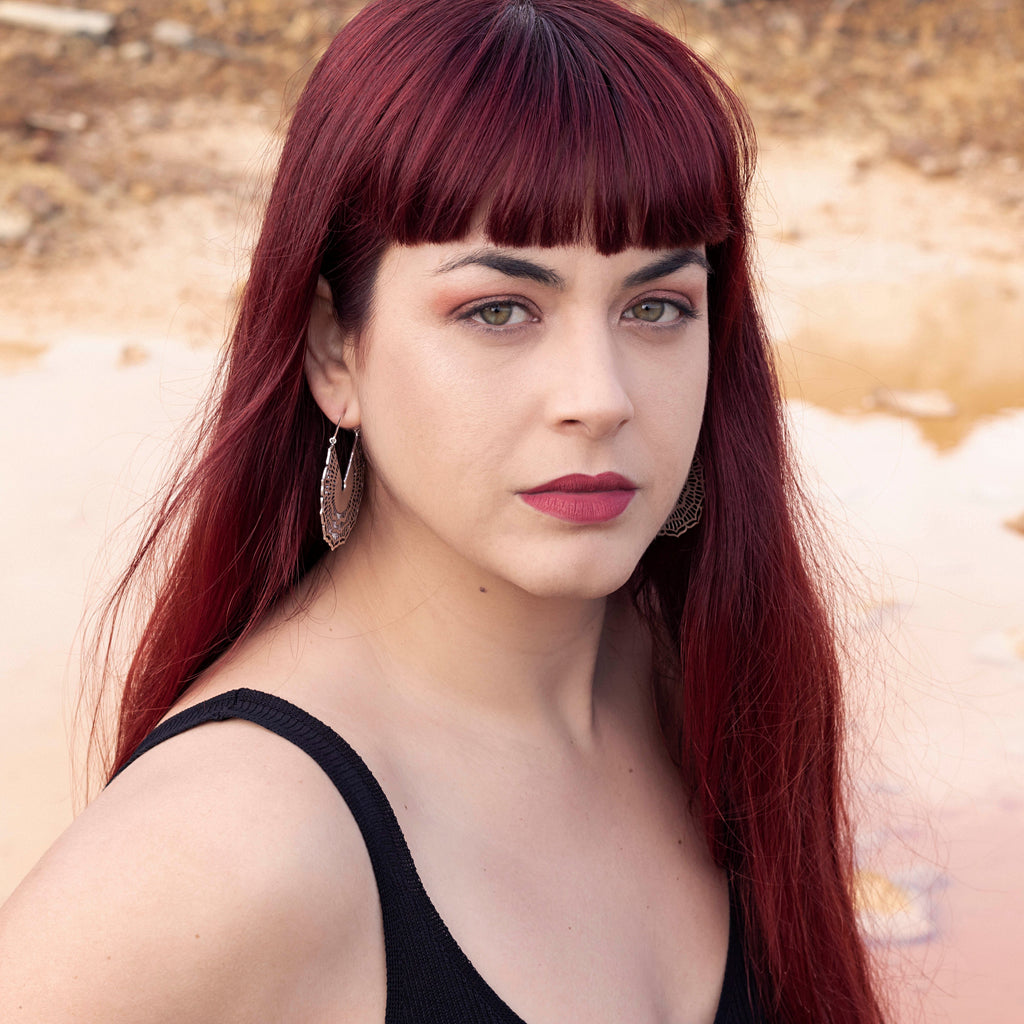 modelo con Pedientes Nella plata