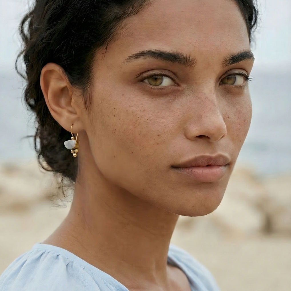 modelo con pendientes afrodita