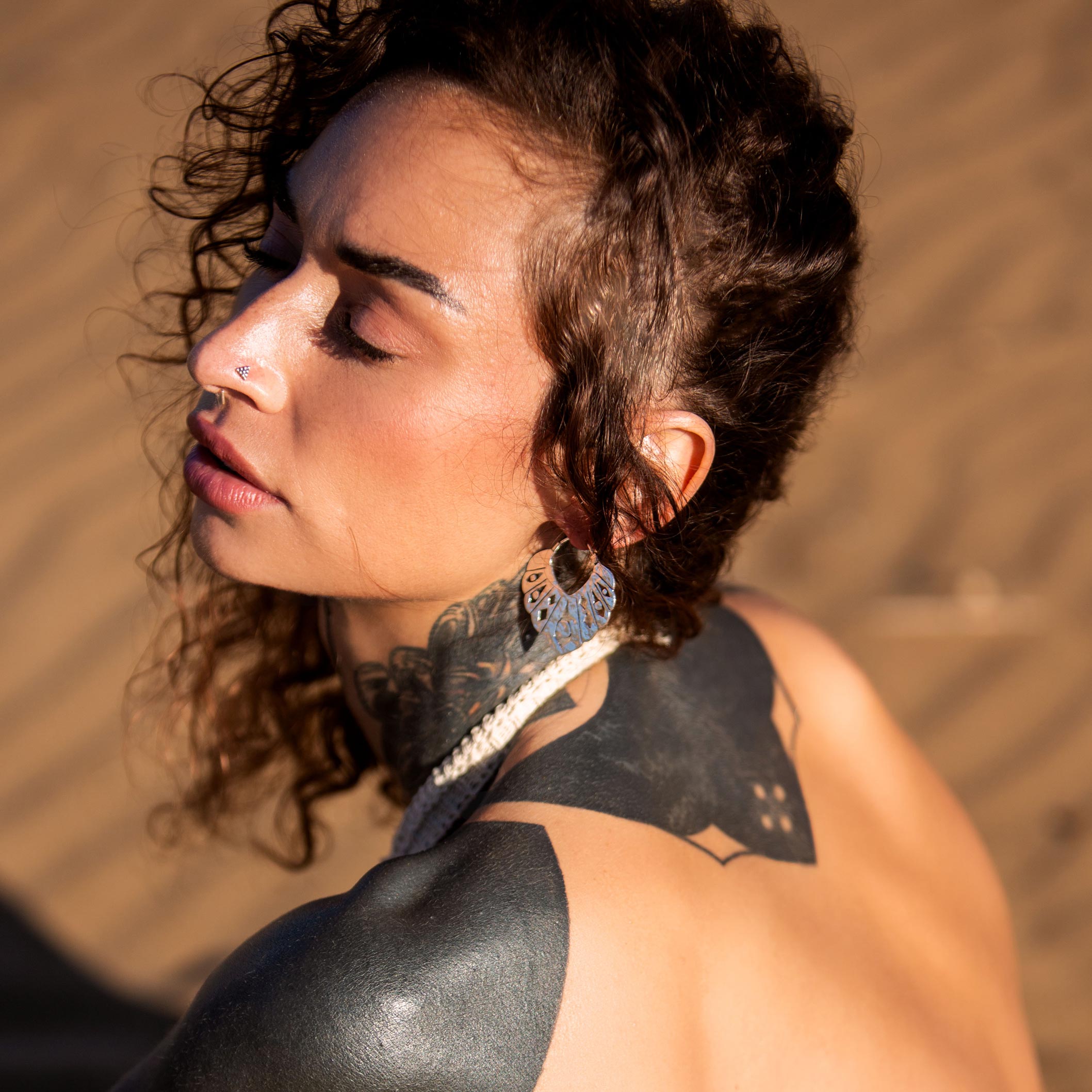 modelo con Pendientes Adara plata