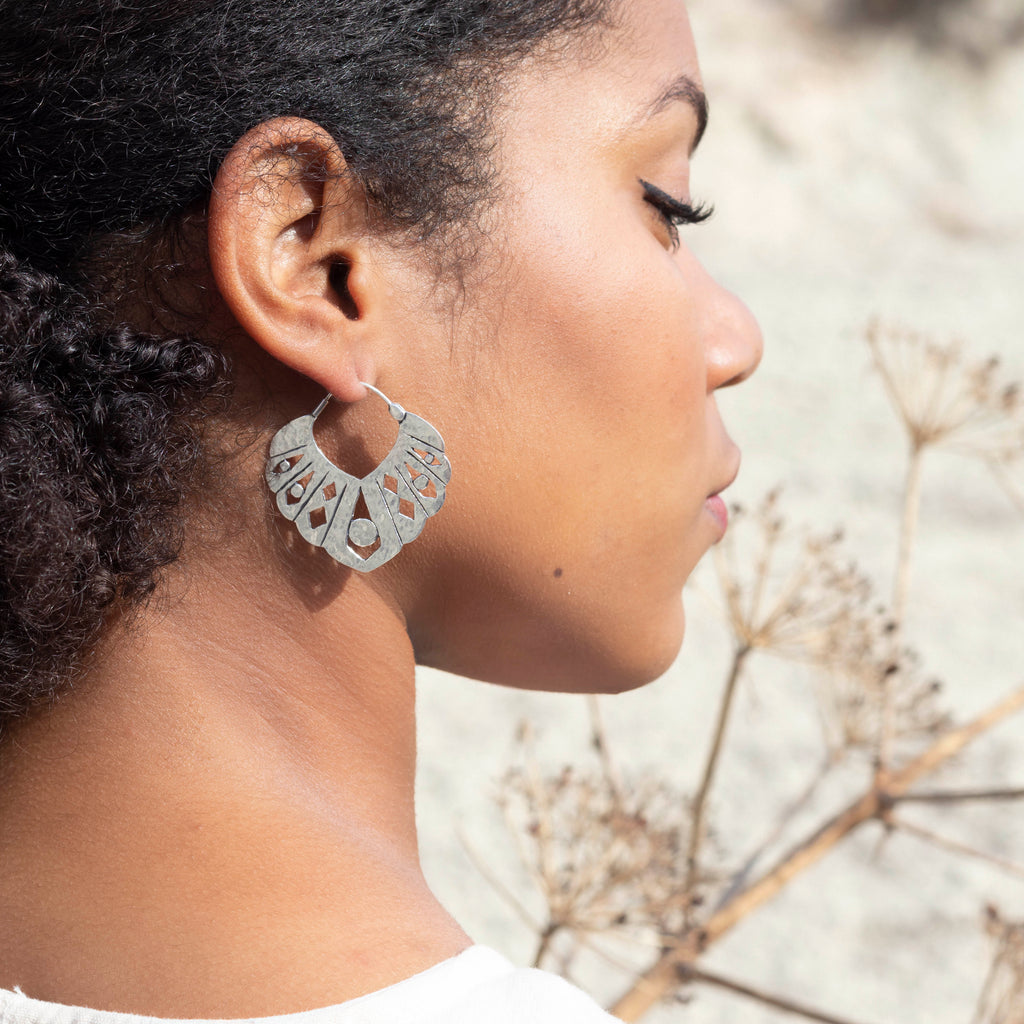 modelo con Pendientes Adara plata