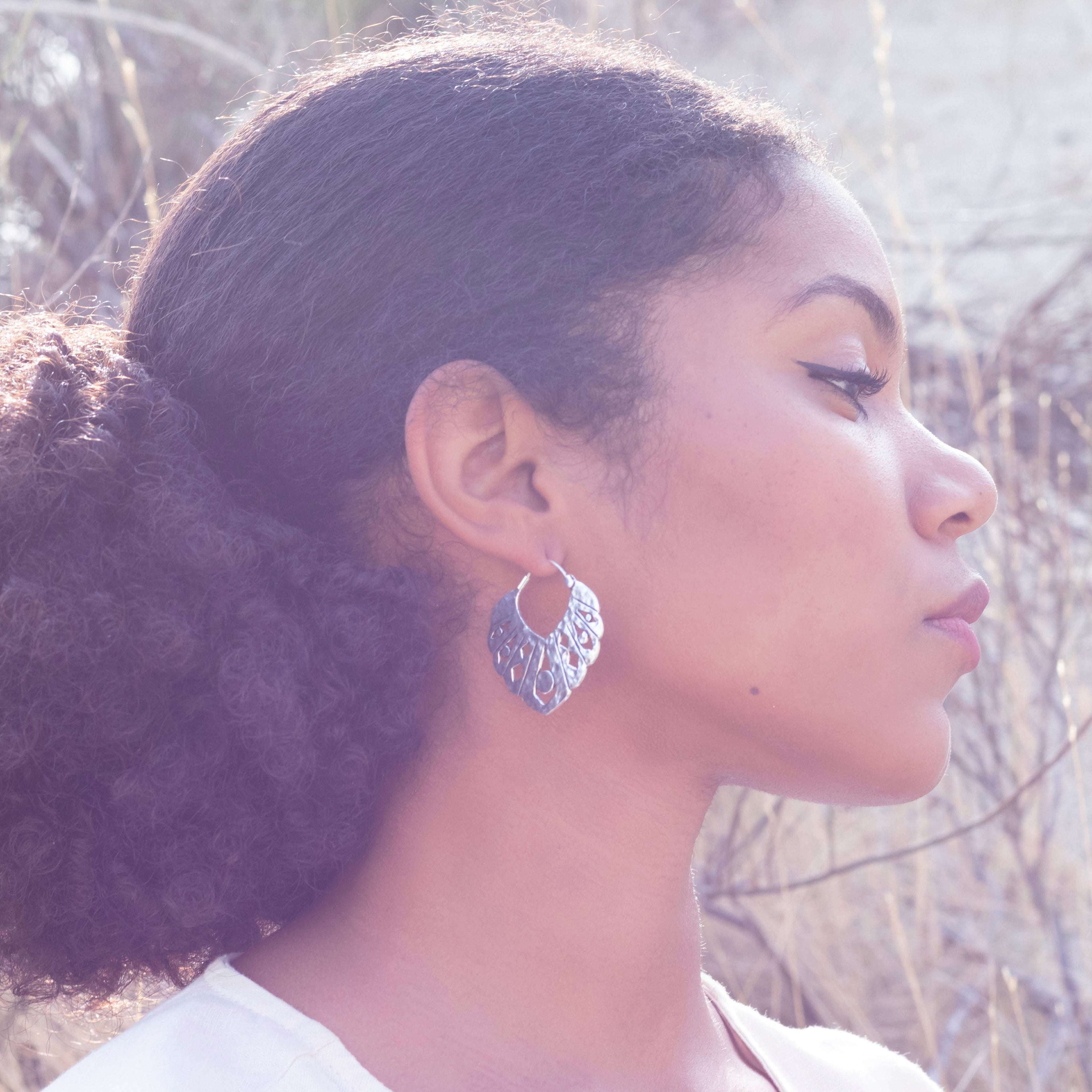 modelo con Pendientes Adara plata