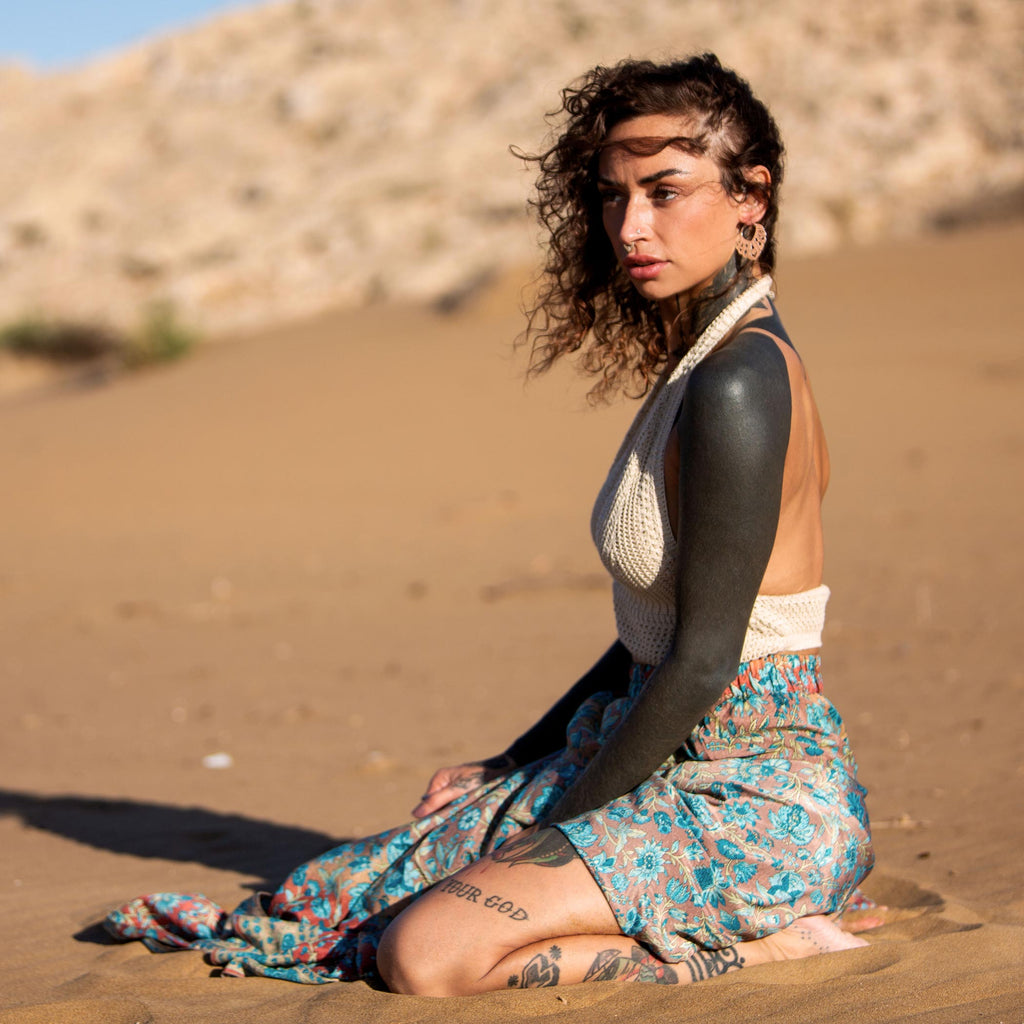 modelo con Pendientes Adara plata