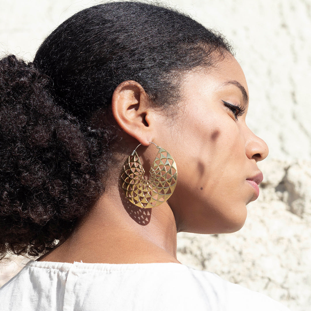 modelo con Pendientes Kaia dorado