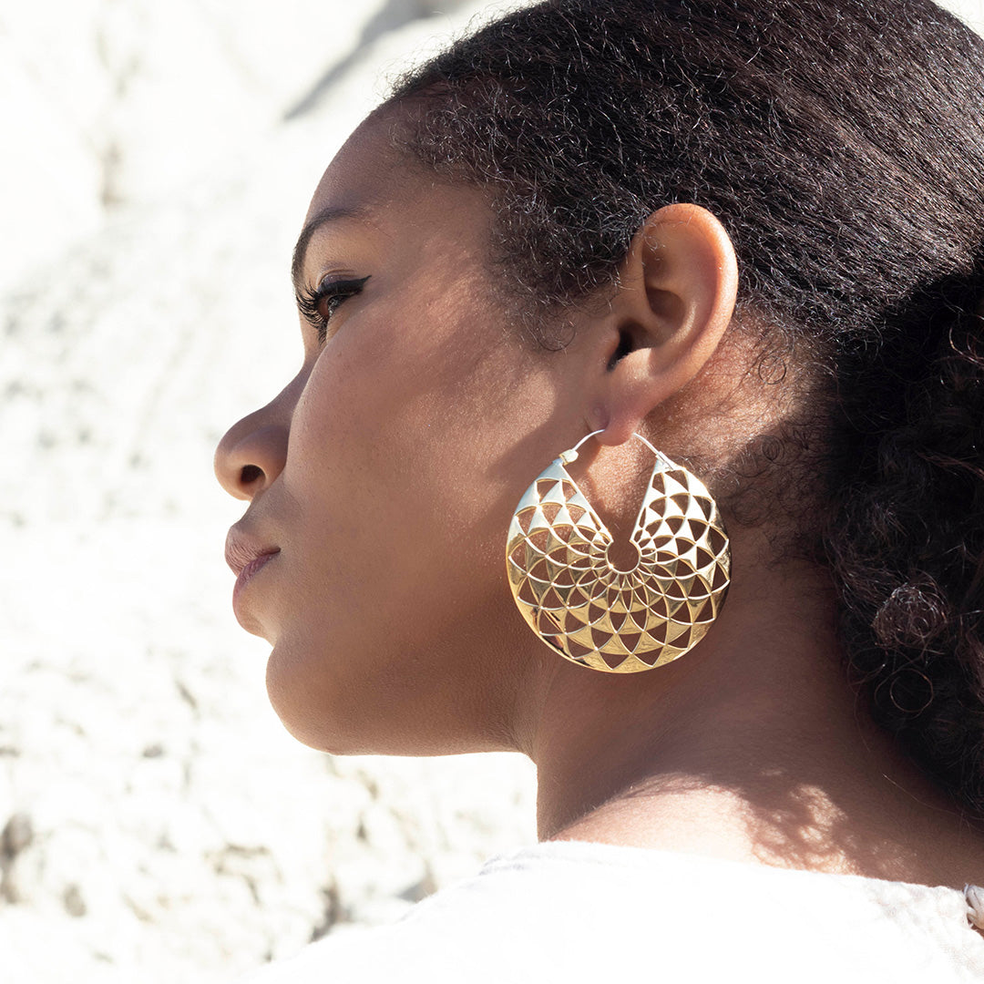 modelo con Pendientes Kaia dorado