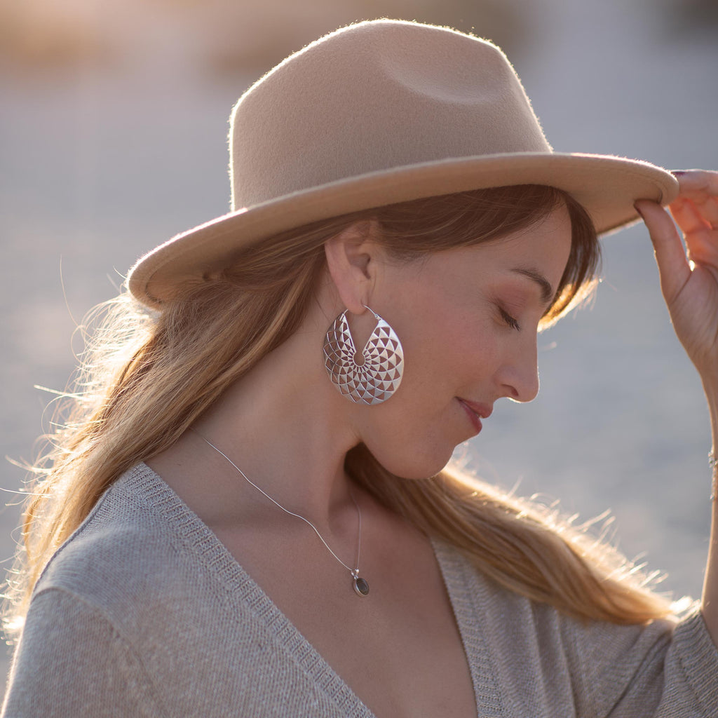 modelo con Pendientes Kaia plata