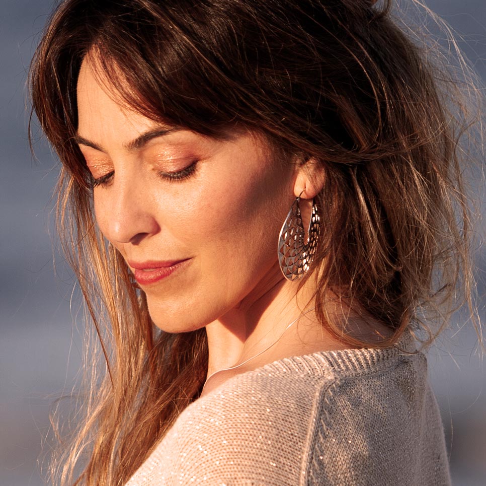 modelo con Pendientes Kaia plata