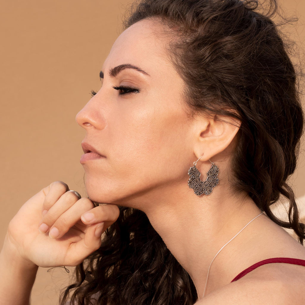 modelo con pendientes Leah plata