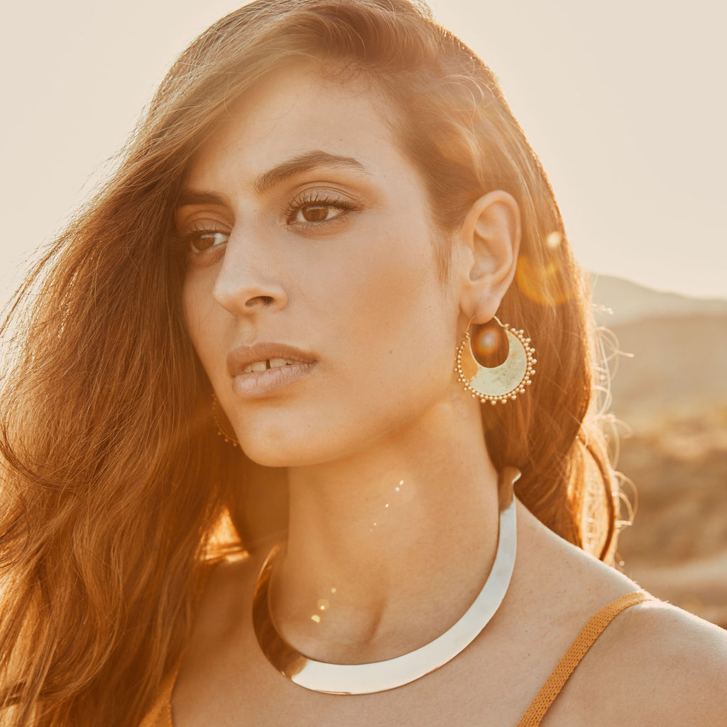 modelo con pendientes aro Nara y choker Zahra dorado