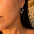 modelo con pendientes saha aro