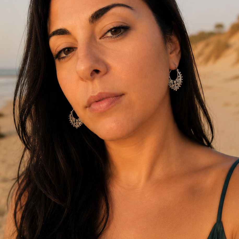 modelo con pendientes saha aro