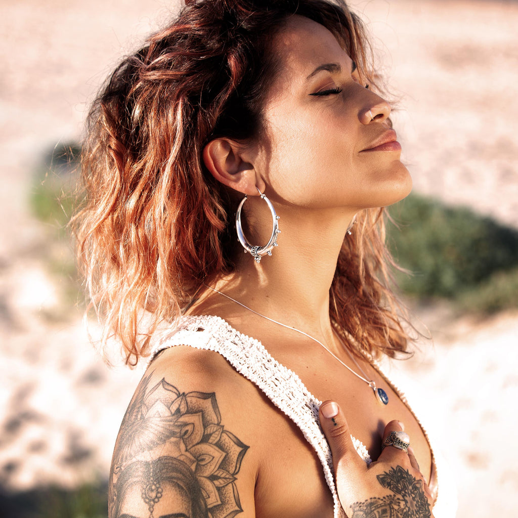 modelo con pendientes Shakti L