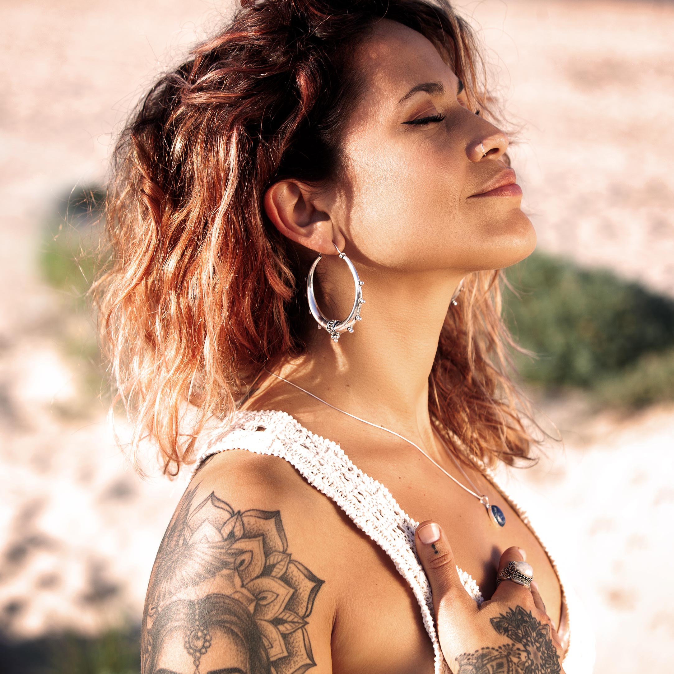 modelo con pendientes Shakti L