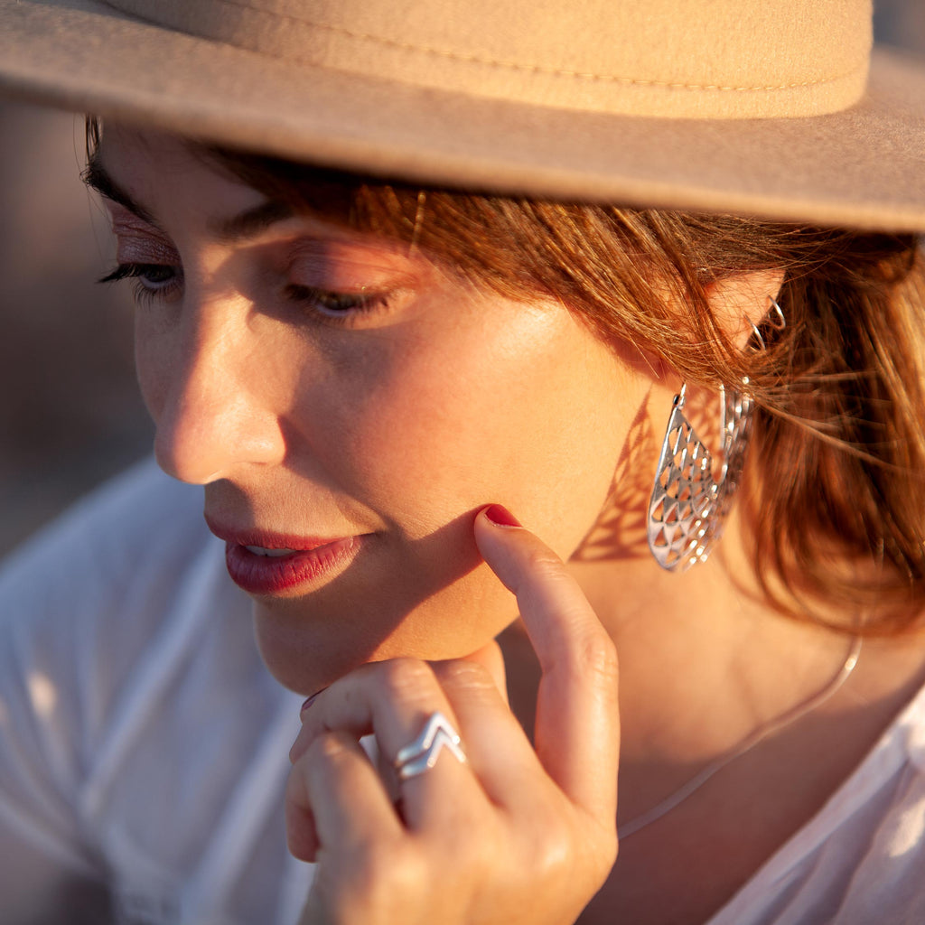 modelo con Pendientes Kaia plata