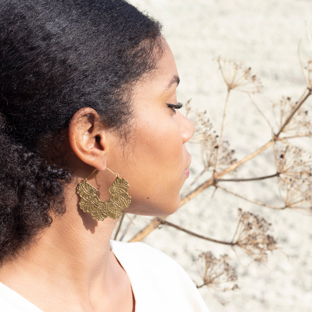 modelo con pendientes Leah orado