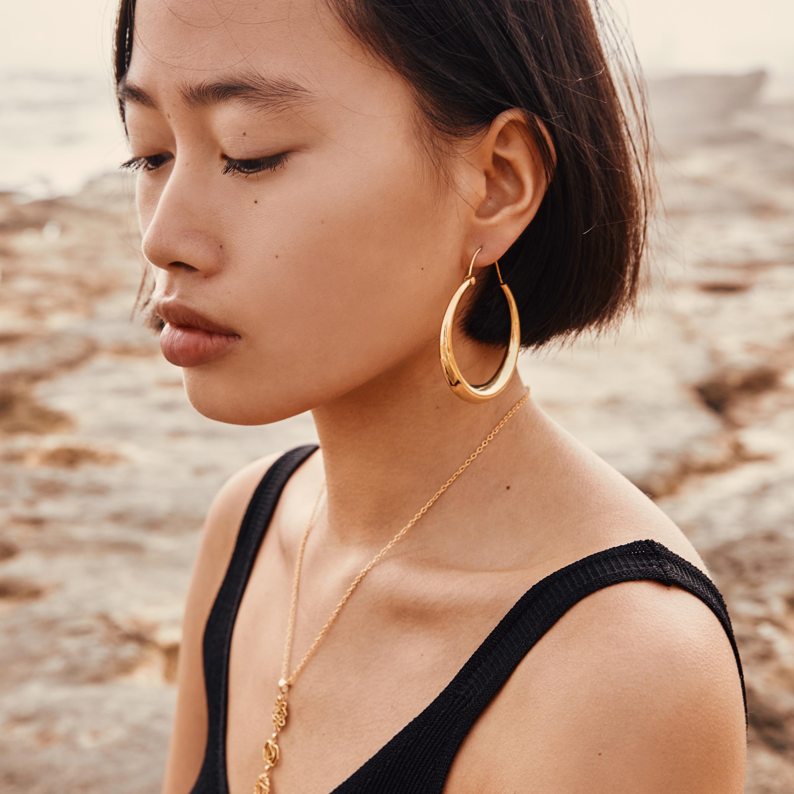 modelo con Pendientes aro Lia