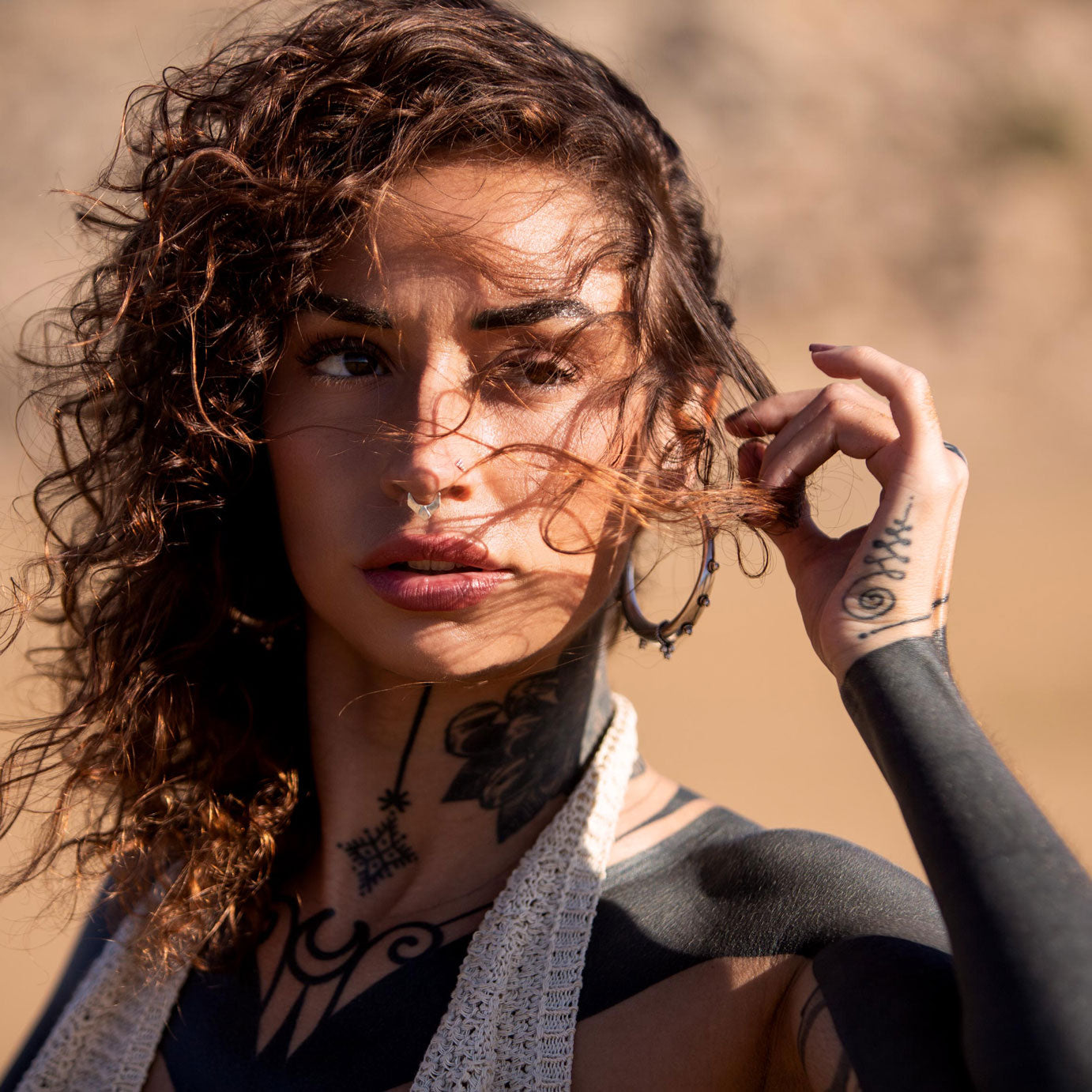 modelo con pendientes de aro Nomad y septum geometric