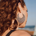 modelo con pendientes aro mandala Uma plata