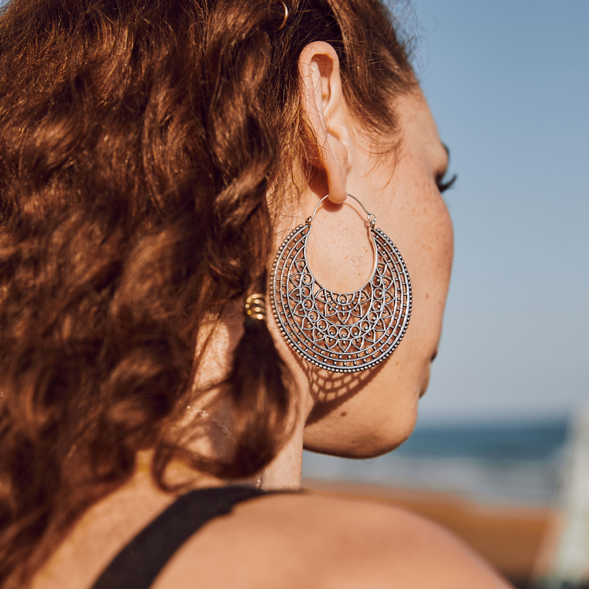 modelo con pendientes aro mandala Uma plata
