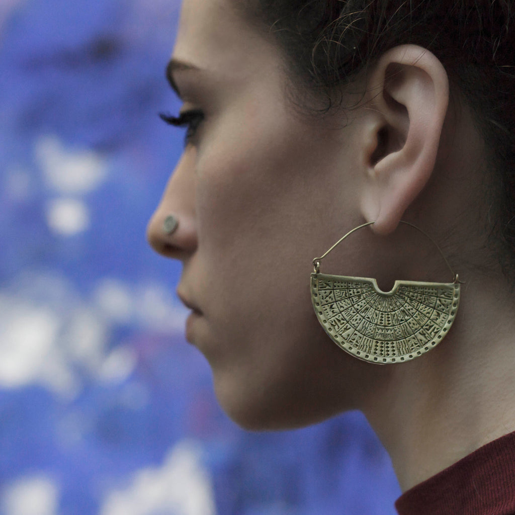 modelo con Pendientes azteca