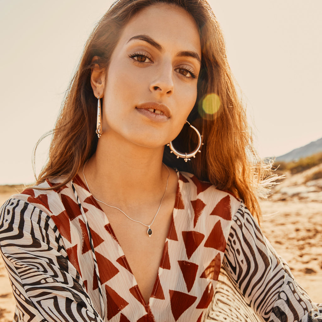 modelo con pendientes de aro Nomad