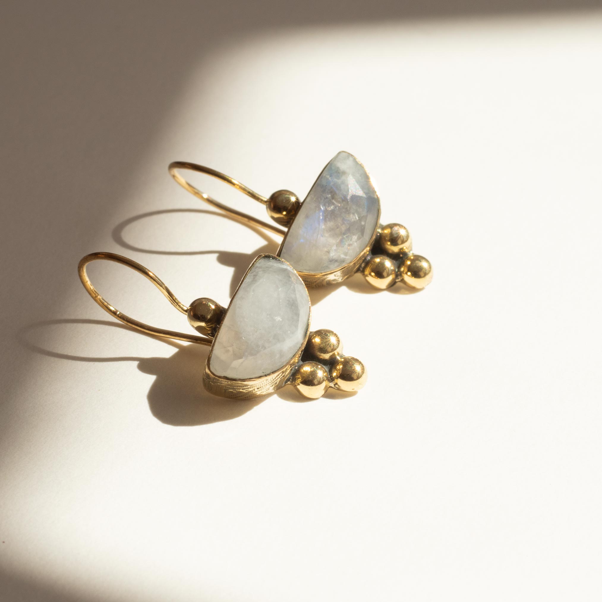 pendientes afrodita piedra lunar fondo blanco