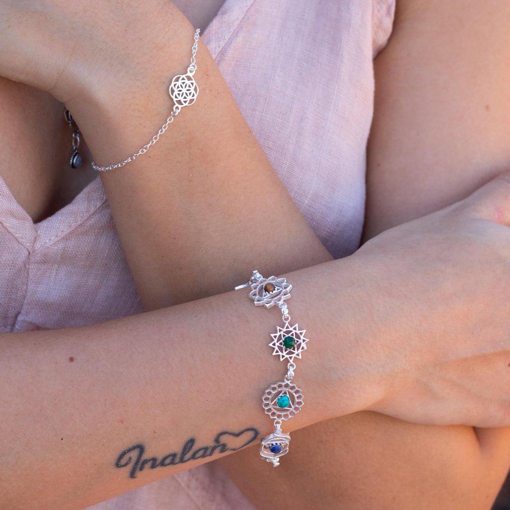 modelo con pulsera siete chakras con piedras naturales
