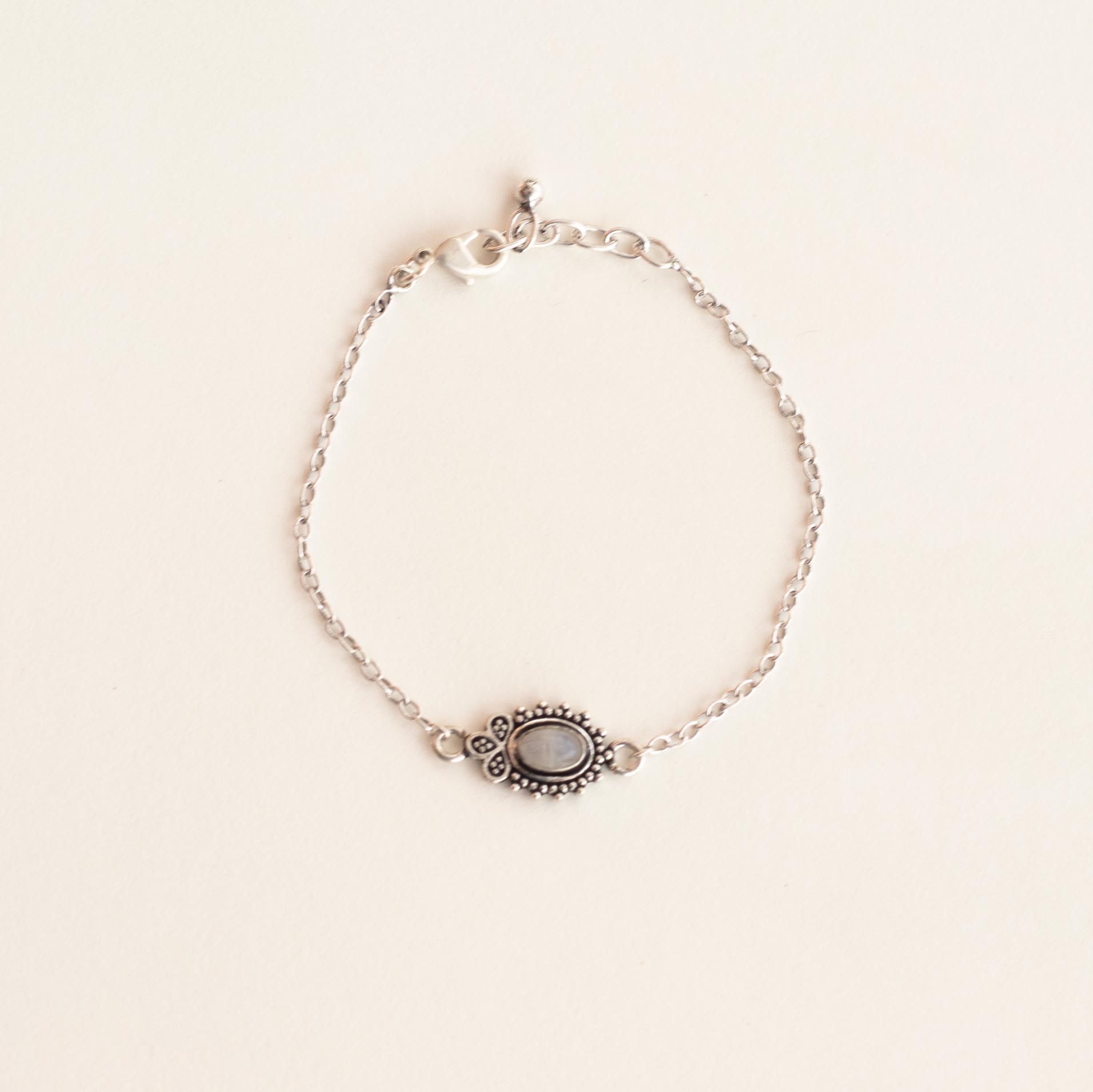 Pulsera plata Naira fondo blanco
