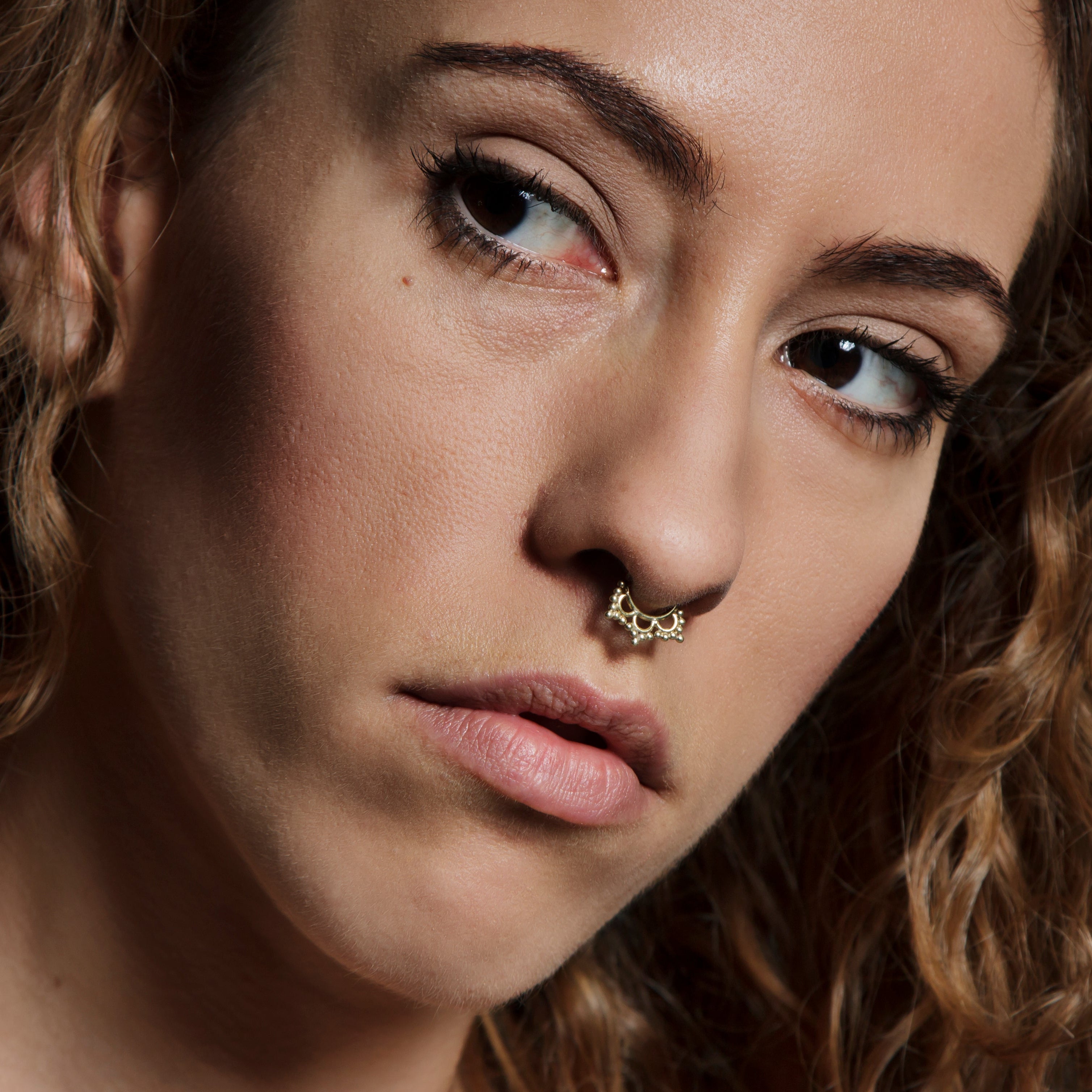 modelo con septum loto en oro