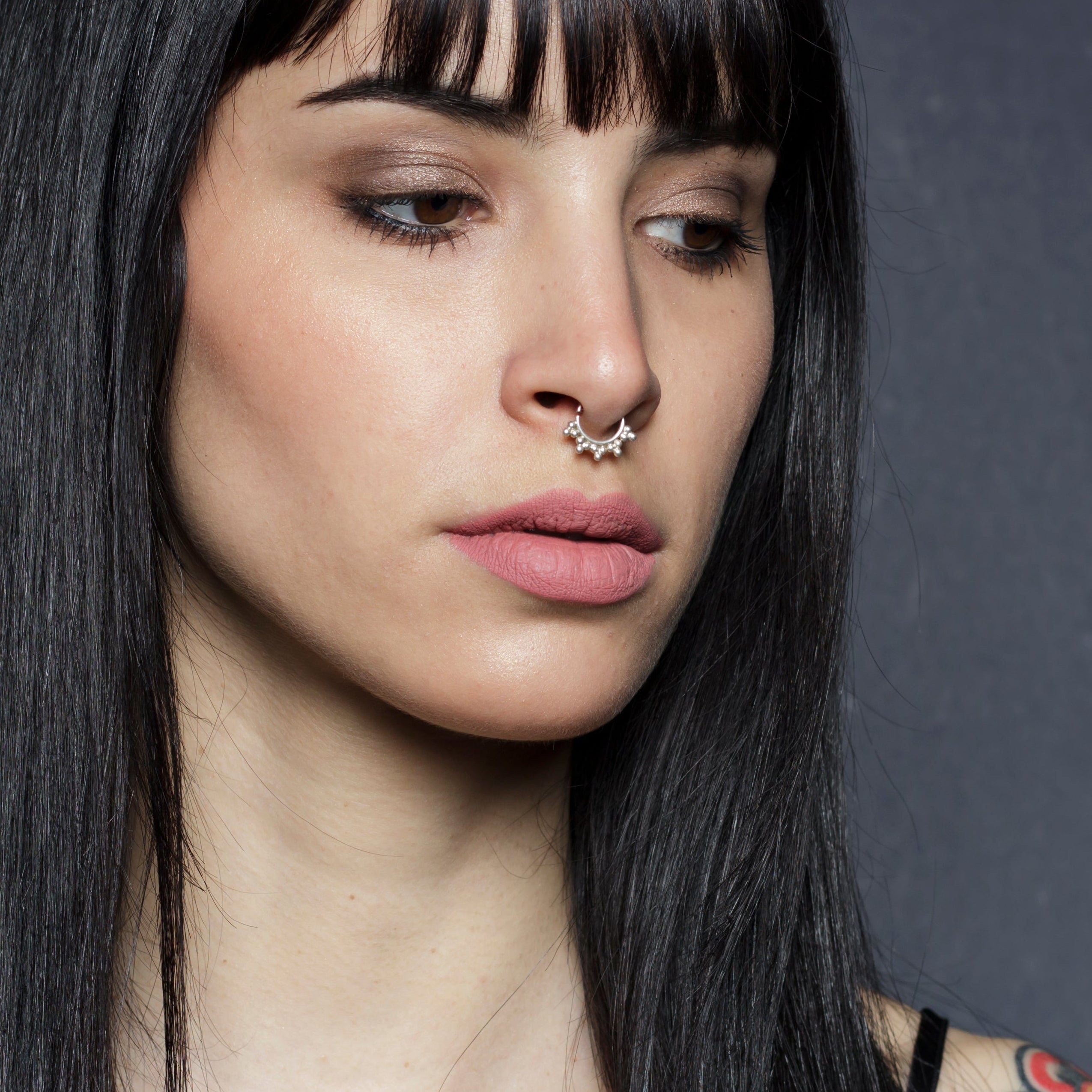 modelo con Nakarali septum piercing plata