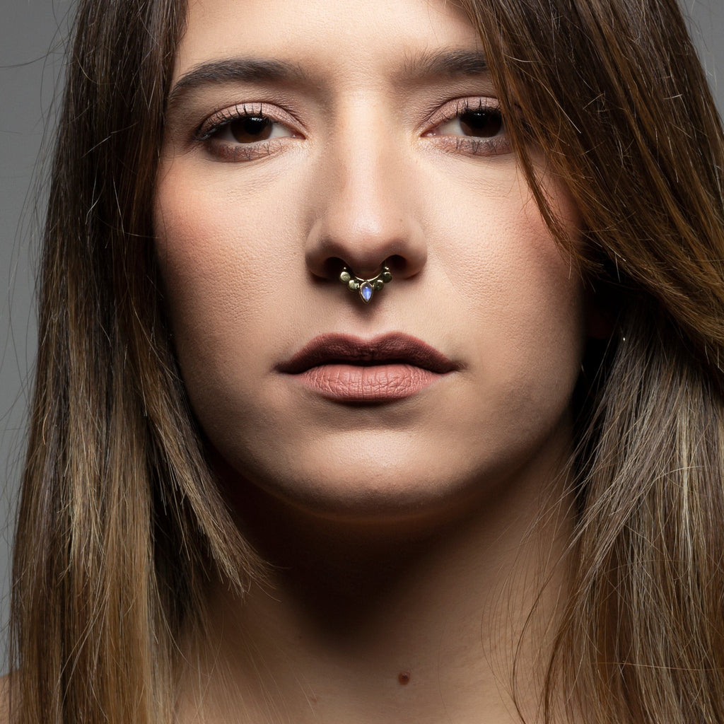 Gaia septum piercing piedra lunar dorado